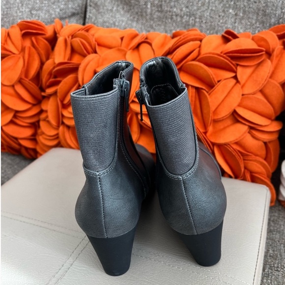 🦋 Life Stride Flex Dark Gray Wedge Booties, size 6.5M - Picture 4 of 7